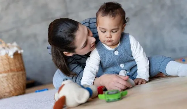 پرستار کودک و نوزاد در منزل